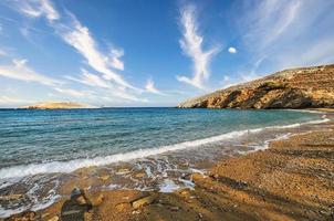 plage de livadi sur l'île de folegandros en grèce photo