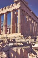 le parthénon est un temple sur l'acropole athénienne en grèce, dédié à la déesse athéna photo