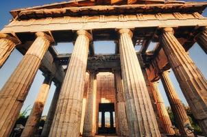 vue panoramique sur le temple d'héphaïstos dans l'ancienne agora, athènes, grèce photo