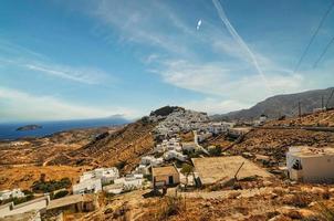 vue panoramique de chora sur l'île de serifos grèce photo