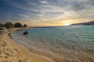 belle plage et vue sur l'île d'ios, cyclades, grèce photo