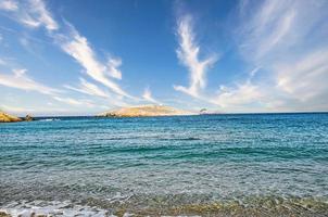 plage de livadi sur l'île de folegandros en grèce photo