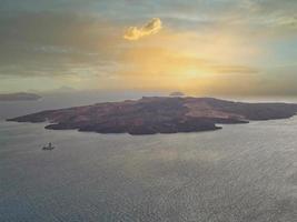 superbe vue sur le volcan de l'île de santorin en grèce photo