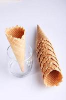rangée de cornets de crème glacée sur fond blanc