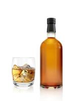 verre et bouteille de whisky réalistes. maquette de bouteilles de boisson alcoolisée traditionnelle. brandy, bouteilles de boisson scotch brown. rendu 3D