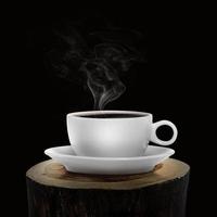 tasse de café noir sur une vieille bûche de bois, fond noir photo