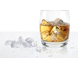 verre à whisky sur le sol de la goutte d'eau photo