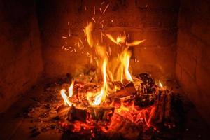 flammes de feu dans le fond de la cheminée photo