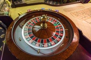 Jetons de jeu sur une roulette de table de jeu photo