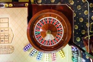 Jetons de jeu sur une roulette de table de jeu photo