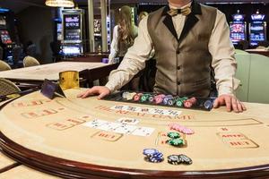 jetons de jeu et cartes sur une table de jeu roulette photo