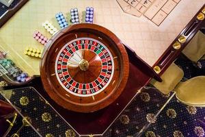 Jetons de jeu sur une roulette de table de jeu photo