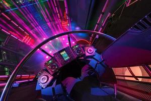 intérieur coloré d'une discothèque européenne élégante avec des lumières vives et une boule à facettes disco photo
