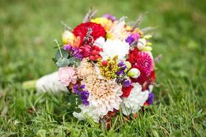 beau bouquet de mariée de mariage de roses bleues et blanches et d'autres fleurs