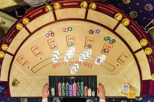 jetons de jeu et cartes sur une table de jeu roulette photo