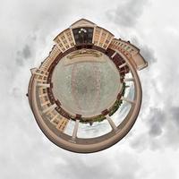 petite planète. vue sphérique d'un bâtiment à colonnes photo