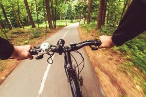 VTT en descente descendant rapidement. vue des yeux des motards. mouvement flou photo