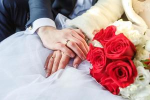 anneaux sur les mains du couple nouvellement marié photo