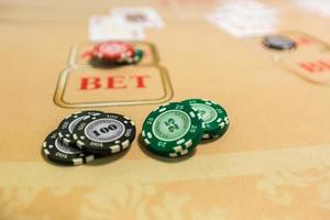 jetons de jeu et cartes sur une table de jeu roulette photo