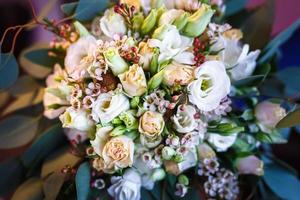 bouquet de mariée de roses avec anneaux photo