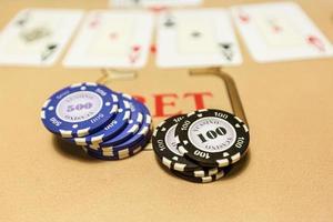 jetons de jeu et cartes sur une table de jeu roulette photo