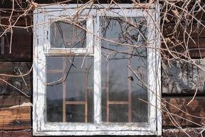 fenêtre dans la vieille maison photo