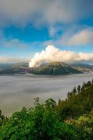 vue sur le volcan bromo le matin avant le lever du soleil photo