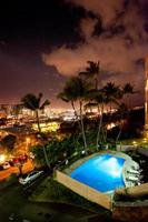 Honolulu, hawaii skyline dans la nuit.