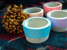 jardinières géométriques rondes colorées. pots en béton peints pour la décoration de la maison photo