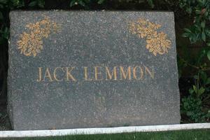 los angeles, 13 janvier - tombe de jack lemmon au service commémoratif de david ozzie nelsons au parc commémoratif et morgue du village de pierce brothers westwood le 13 janvier 2010 à westwood, ca photo