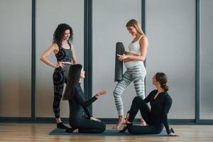 séance de yoga. femmes en vêtements sportifs debout dans le centre de remise en forme photo