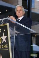 los angeles nov 6 - michael douglas lors de la cérémonie de l'étoile michael douglas sur le hollywood walk of fame le 6 novembre 2018 à los angeles, ca photo