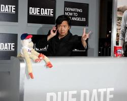 Los angeles, oct 28 - ken jeong arrive à la première de la date d'échéance au théâtre chinois de graumans le 28 octobre 2010 à los angeles, ca photo