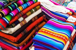 textiles guatémaltèques tissés à la main colorés photo