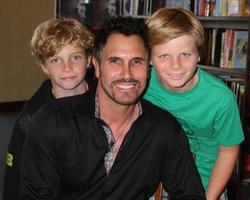 los angeles, 8 juillet - don diamont, fils jumeaux anton et davis au william j. bell biographie booksigning chez barnes and noble le 8 juillet 2012 à costa mesa, ca photo