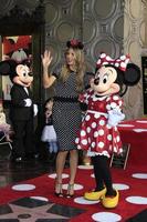 los angeles jan 22 - mickey mouse, heidi klum, minnie mouse à la cérémonie de l'étoile minnie mouse sur le hollywood walk of fame le 22 janvier 2018 à hollywood, ca photo