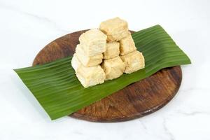 tofu de poisson, forme carrée de boulette de viande jaune. photo