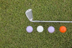 balle de golf et club de golf sur l'herbe photo
