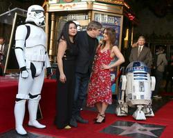 los angeles 8 mars - kelly marie tran, mark hamill, billie lourd lors de la cérémonie des étoiles de mark hamill sur le hollywood walk of fame le 8 mars 2018 à los angeles, ca photo