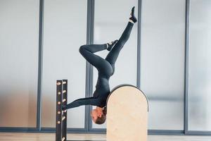 faire des tours. femme en vêtements sportifs est en studio photo