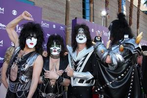 las vegas 1er avril - kiss arrive à l'academy of country music awards 2012 au mgm grand garden arena le 1er avril 2010 à las vegas, nv photo