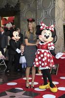 los angeles jan 22 - mickey mouse, heidi klum, minnie mouse à la cérémonie de l'étoile minnie mouse sur le hollywood walk of fame le 22 janvier 2018 à hollywood, ca photo