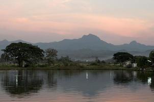 montagne derrière le lac en Thaïlande photo