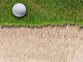 balle de golf sur l'herbe verte près de piège à sable