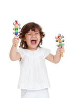 un enfant émotif jouant avec des jouets musicaux