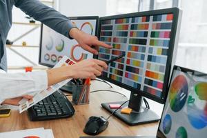 ensemble de couleurs différentes. deux designers travaillant ensemble au bureau photo