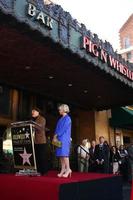 los angeles, 3 janvier - david mamet, helen mirren à la cérémonie des étoiles du hollywood walk of fame pour helen mirren au cochon n sifflet le 3 janvier 2013 à los angeles, ca photo