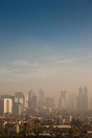 dôme de smog sur une grande ville photo