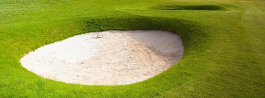 deux bunkers de sable profond sur un parcours de golf photo