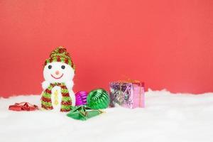 bonhomme de neige et boules de Noël blanches avec cadeau